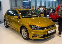 VW Golf VII in der neuen Farbe  Kurkumagelb . Der Golf hat eine Facelift ende 2016 bekommen. Der Fotograft stammt vom 25.03.2017 (Automobil und Tuning Show)