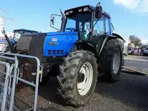 VALTRA-6200 samt kleinem Viehtransportanhänger, ist bis zum Anschlag an die Absperrungsgitter aufgrund der knappen Parkplatzsituation herangefahren;170404