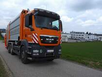 MAN TGS28.360 der Stadtgemeinde Ried passiert gerade jene Wiese, worauf in den nächsten beiden Jahren der städtische Wirtschaftshof entstehen soll; 170405