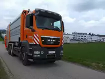 MAN TGS28.360 der Stadtgemeinde Ried passiert gerade jene Wiese, worauf in den nächsten beiden Jahren der städtische Wirtschaftshof entstehen soll; 170405