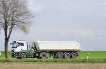 MAN TGS 18.440 Kippersattelzug, am 10.4.2017 auf der L 164 (ex B221) bei Übach - Palenberg 