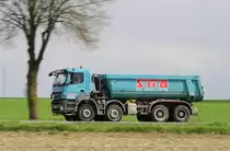 Mercedes-Bens Actros Kippersattelzug am 10.4.2017 auf der L 164 (ex B221) bei Übach - Palenberg 