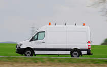 Mercedes- Bens Sprinter, mitgezogen am 10.4.2017 auf der L 164 (ex B221) bei Übach - Palenberg 