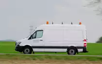 Mercedes- Bens Sprinter, mitgezogen am 10.4.2017 auf der L 164 (ex B221) bei Übach - Palenberg 