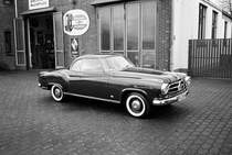 Schöne Borgward Isabella vor originaler Borgward-Werkstatt in Bruchhausen-Vilsen bei Bremen im März 2017.