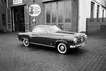 Schöne Borgward Isabella vor originaler Borgward-Werkstatt in Bruchhausen-Vilsen bei Bremen im März 2017.