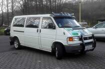 =VW T4 verlässt einen Parkplatz in Gersfeld im April 2017