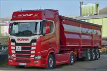 Scania S 500 mit Kipperauflieger genie�t am 09.04.2017 das Wochenende.