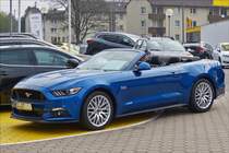 Ford Mustang 5.0 Cabrio steht am 08.04.2017 auf einem Parkplatz.