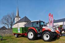 Steyr 4085 mit Hänger, gesehen beim Bauerntag in Brachtenbach. 26.03.2017