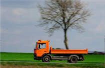 Mercedes-Benz Atego mit Pritsche, auf der L 164  (ex B221) bei Übach - Palenberg, mitgezogen am 10.4.2017
