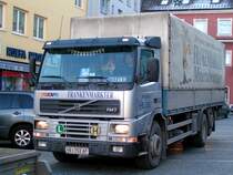 VOLVO FM7 eines bekannten �sterreichischen Limonadenerzeugers auf Liefertour im Stadtgebiet von Ried i.I.; (die LKW-Fahrer im Zustelldienst brauchen da schon eine Portion Geduld, vorallem gegen�ber den PKW-Fahrern, welche schon mit den kleinen Fahrzeugen Probleme haben, diese R�ckw�rts zu bewegen); 081230