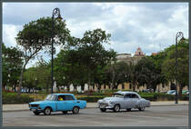 Klassiker sowjetischer und US-amerikanischer Fahrzeuge sind in Kuba gleichermaßen zu bewundern. Zu sehen sind ein Moskwitsch 2140 und ein Plymouth Cambridge in Havanna. (18.03.2017)