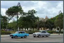 Klassiker sowjetischer und US-amerikanischer Fahrzeuge sind in Kuba gleichermaßen zu bewundern. Zu sehen sind ein Moskwitsch 2140 und ein Plymouth Cambridge in Havanna. (18.03.2017)