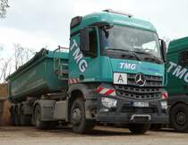 TMG Mercedes Benz Arocs am 14.04.17 in Hanau in einen Industriegebiet Downside