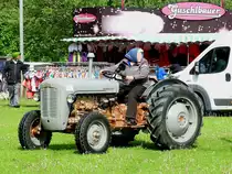 Ferguson 35X, bzw. wenn die Oma beim Kirtag vorbeikommt; 160515