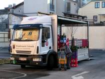 IVECO-140E21; Getrnkeanlieferung am Sylvestertag vor einem Gastronomiebetrieb( Brauereibeleuchtung  spiegelt sich in der Windschutzscheibe);081231 
