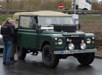 =Land Rover bei der Zufahrtkontrolle zur Technorama Kassel im März 2017