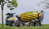 MB 3241 ACTROS Betonmischer , Mitzieher am 26.4.2017 auf der L 164 (ex B221) bei Übach - Palenberg
