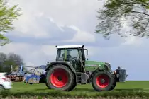 Fendt Vario 718 auf dem Weg zum nächsten Feld, Mitzieher am 26.4.2017 auf der L 164 (ex B221) bei Übach - Palenberg