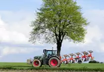 Fendt Vario 712 auf dem Weg zum nächsten Feld, Mitzieher am 26.4.2017 auf der L 164 (ex B221) bei Übach - Palenberg