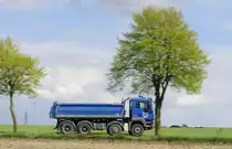 MAN TGS 39.400 mit einem Meiler- Kipperaufbau, Mitzieher am 26.4.2017 auf der L 164 (ex B221) bei Übach - Palenberg