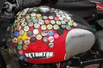 =trinkfreudige Tankgestaltung, fotografiert vor dem Messegelände Kassel im März 2017