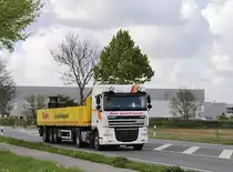 DAF XF mit Sattelauflieger, mitgezogen am 27.4.2017 auf der L 164 (ex B221) bei Übach - Palenberg 