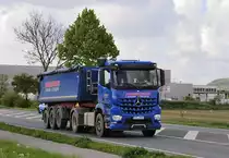 Mercedes-Bens Actros Kippersattelzug am 27.4.2017 auf der L 164 (ex B221) bei Übach - Palenberg 