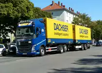 Volvo FH 500, Tandem -Hängerzug von Dachser Intelligent Logistics in Berlin -Charlottenburg im April 2017.