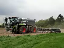 Lohnunternehmen Bauer Claas Xerion Saddle Trac mit Bomech Gülleanlage am 26.04.17 in Maintal