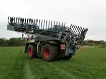 Lohnunternehmen Bauer Claas Xerion Saddle Trac mit Bomech Gülleanlage am 26.04.17 in Maintal