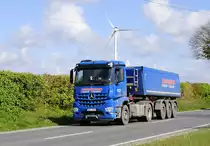 Mercedes-Bens Actros Kippersattelzug Nr.14 von Massmann Baustoffe Transporte  am 27.4.2017 auf der L 164 (ex B221) bei Übach - Palenberg