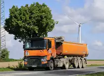 Renault Lader Premium mit Muldenkipper Aufbau mit Thermo Verkleidung, am 27.4.2017 auf der L 164 (ex B221) bei Übach - Palenberg