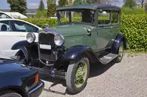 Ford Oldtimer steht auf einem Parkplatz beim Römischen Theater in Augst. Die Aufnahme stammt vom 23.04.2017.