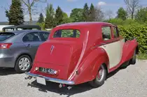 Bentley Oldtimer stehen auf einem Parkplatz beim Römischen Theater in Augst. Die Aufnahme stammt vom 23.04.2017.