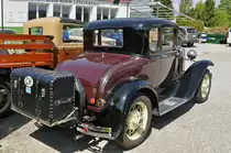 Ford Oldtimer steht auf einem Parkplatz beim Römischen Theater in Augst. Die Aufnahme stammt vom 23.04.2017.