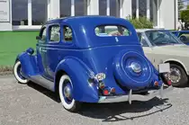 Ford Oldtimer steht auf einem Parkplatz beim Römischen Theater in Augst. Die Aufnahme stammt vom 23.04.2017.