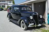 Ford V8 Oldtimer steht auf einem Parkplatz beim Römischen Theater in Augst. Die Aufnahme stammt vom 23.04.2017.