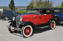 Ford Oldtimer steht auf einem Parkplatz beim Römischen Theater in Augst. Die Aufnahme stammt vom 23.04.2017.