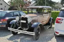 Ford Oldtimer steht auf einem Parkplatz beim Römischen Theater in Augst. Die Aufnahme stammt vom 23.04.2017.