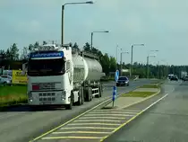 VOLVO-FH, transportiert lt. Gefahrenguttafel Schwefelsäure auf der finnischen E8 in Richtung Norden; 160725