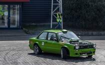 Driftender BMW E30 (ohne Motorhaube), fotografiert auf der Automobil und Tuning Show, März 2017.