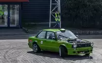 Driftender BMW E30 (ohne Motorhaube), fotografiert auf der Automobil und Tuning Show, März 2017.