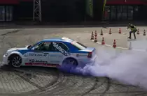 Mercedes-Benz C-Klasse I (W202) driftet auf der Gymkhana Show, in Rahmen der Automobil und Tuning Show, März 2017.