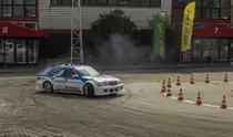Mercedes-Benz C-Klasse I (W202) driftet auf der Gymkhana Show, in Rahmen der Automobil und Tuning Show, März 2017.