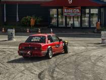 Driftender BMW E30, fotografiert auf der Automobil und Tuning Show, März 2017.