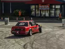 Driftender BMW E30, fotografiert auf der Automobil und Tuning Show, März 2017.