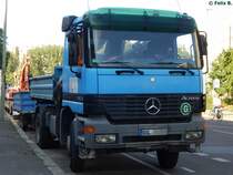 Mercedes Actros mit Pritschenaufbau in Berlin am 07.06.2016