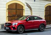 Roter Mercedes-Benz GLE Coupé (C292) parkt am 21.04.2017 in der Innenstadt von Prag.
